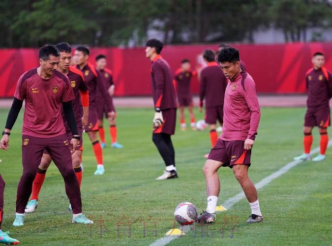 “天公作美”心态良好 国足新山积极备战